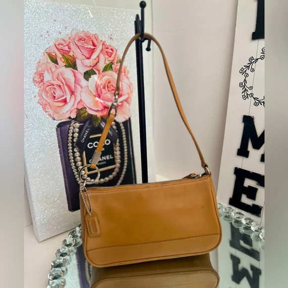 Coach vintage Hampton Demi Tan Leather shoulder bag 9" x 4.75" × 2.5"
6.5" - Picture 3 of 11